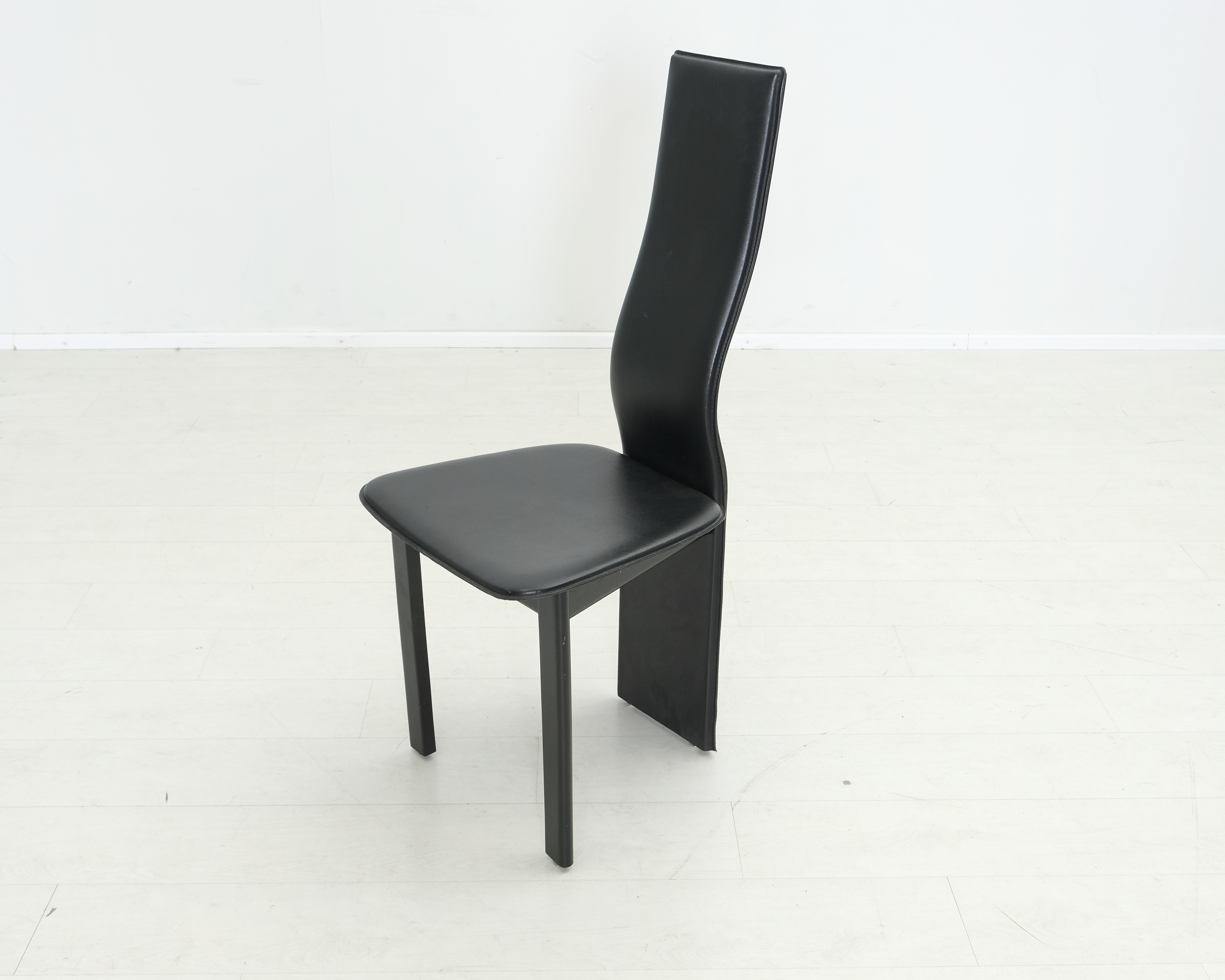 Italiensk matstol i svart läder