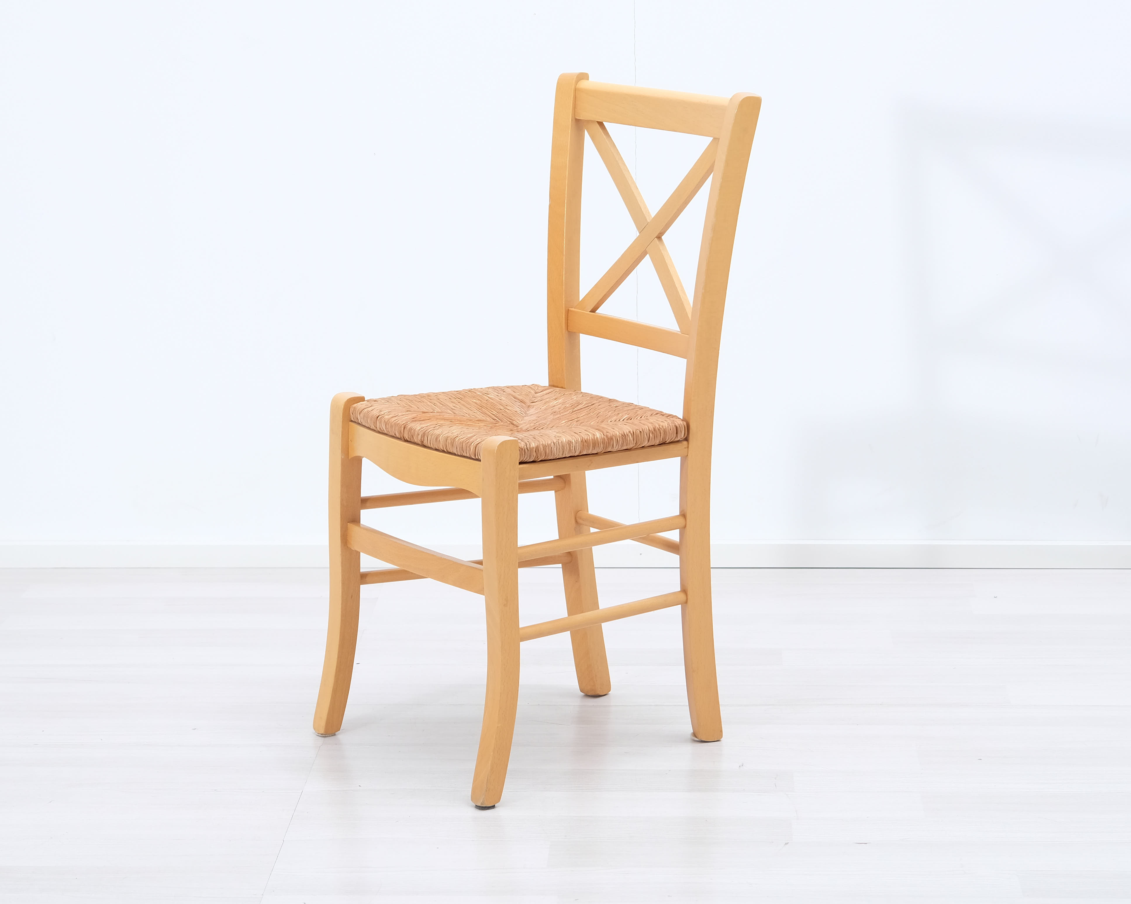 Matstol i trä och rotting